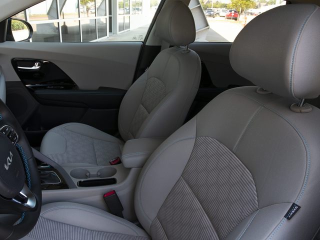 2022 kia niro hybrid interior.jpg