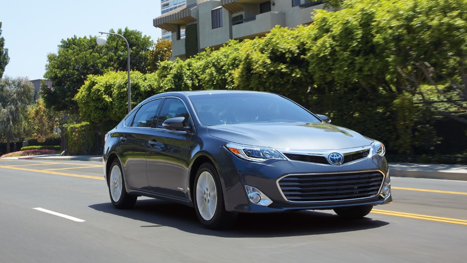 2013-avalon-sedan_01.jpg