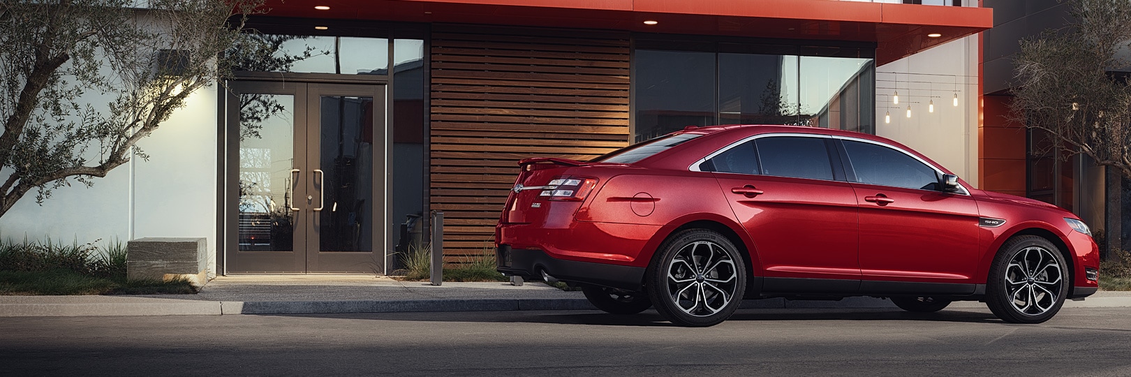 2017-Ford-Taurus-Sedan_04.jpg
