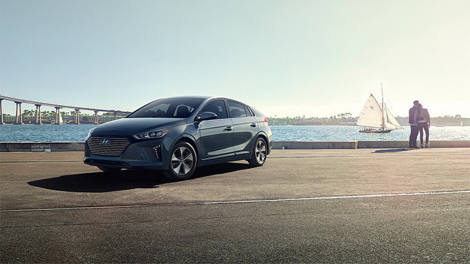 2017-IONIQ-Hybrid-Hatchback_01.jpg