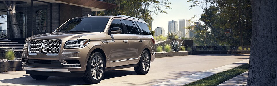 2018-Navigator-SUV_01.jpg