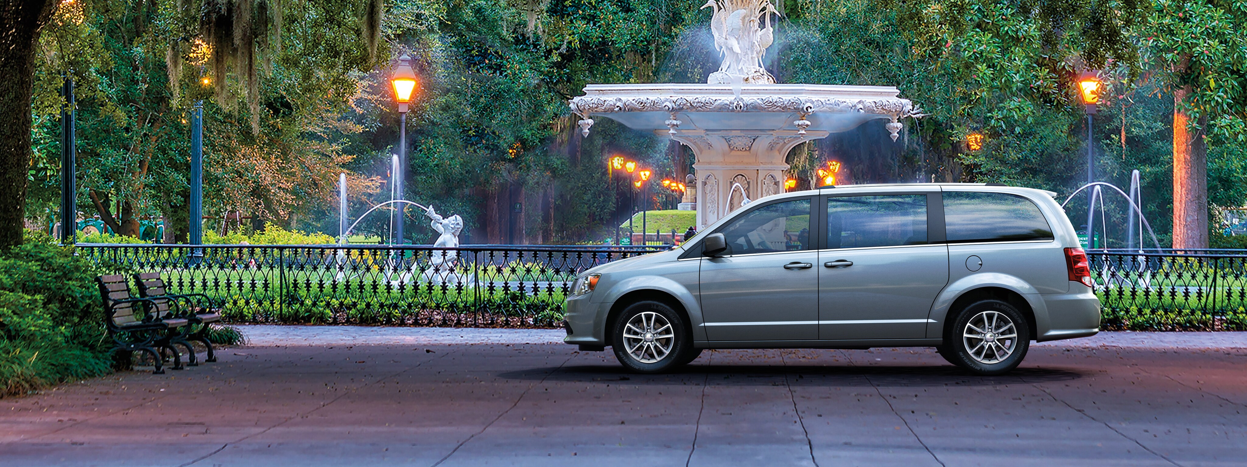 2019-Grand-Caravan-Van_02.jpg