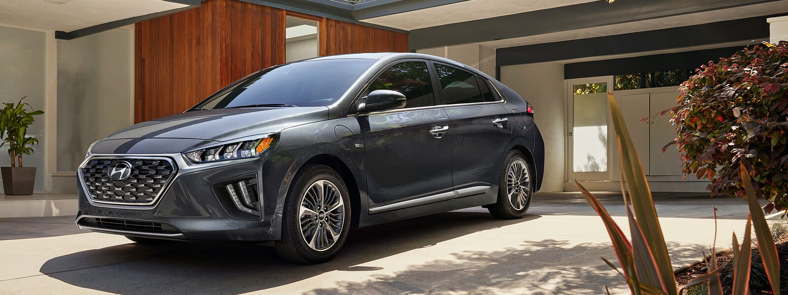 2020-Ioniq-PHEV-Hatchback_01.jpg