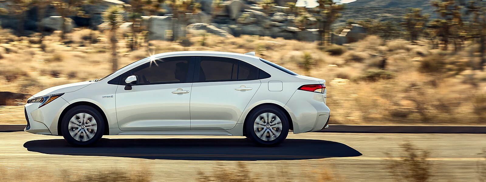 2021-Corolla-Hybrid-Sedan_02.jpg