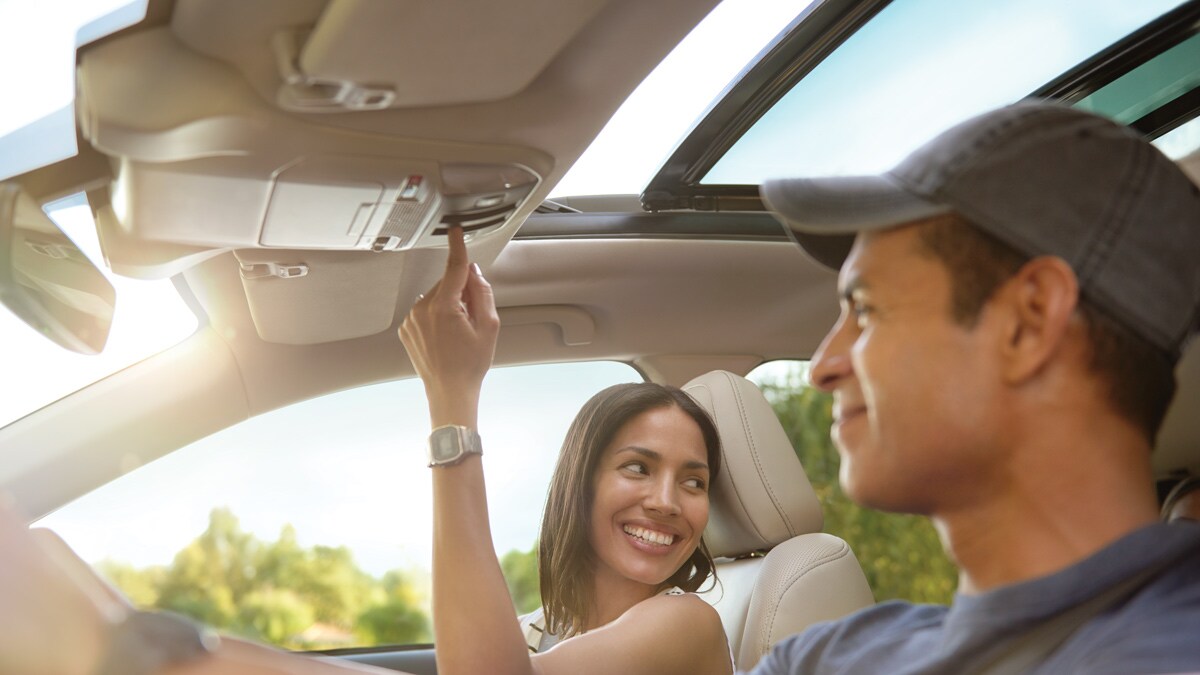 Un hombre y una mujer en un vehÃculo Subaru.