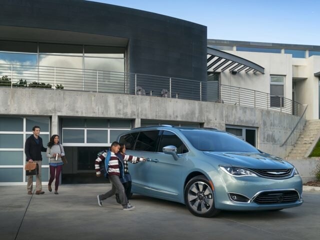 2018 Chrysler Pacifica Hybrid Touring L photo 2