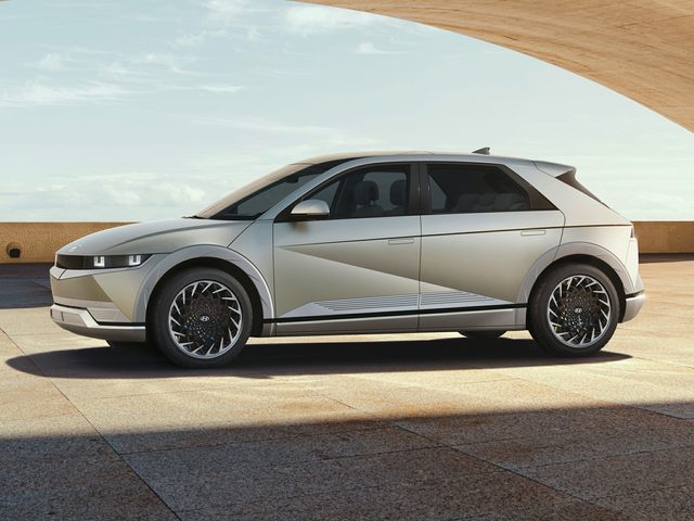 http://images.dealer.com/autodata/us/640/2022/USD20HYS232B0/CAD20HYS231A01300.jpg