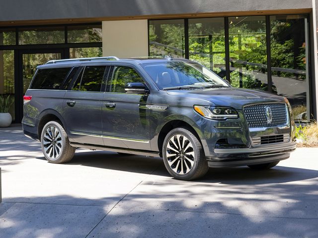 http://images.dealer.com/autodata/us/640/2022/USD20LIS012B0/USD20LIS011B01308.jpg