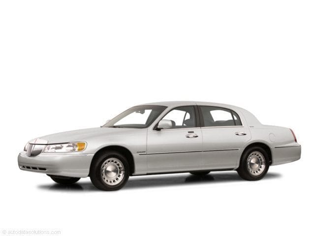 2001 Lincoln Town Car Executive's photo