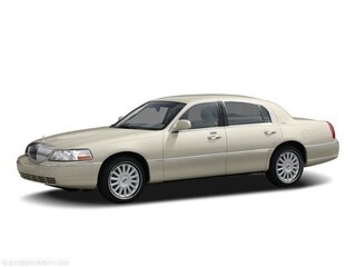 2005 Lincoln Town Car Signature Sedan