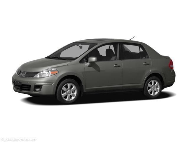 2010 Nissan Versa S's photo