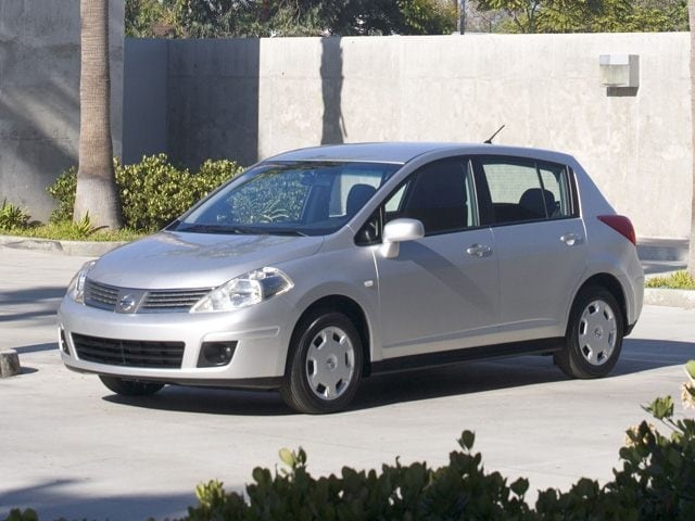 2011 Nissan Versa S's photo
