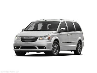 2011 Chrysler Town & Country Limited's photo